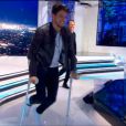 Le comédien Rayane Bensetti apparaît en béquille, sur le plateau de  L'Hebdo Show  sur TF1, le vendredi 29 avril 2016.