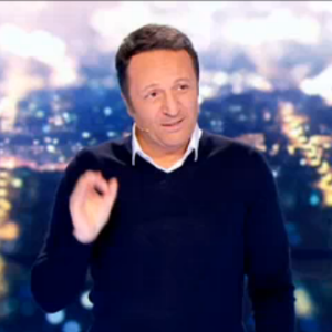 Arthur présente L'Hebdo Show sur TF1, le vendredi 29 avril 2016.