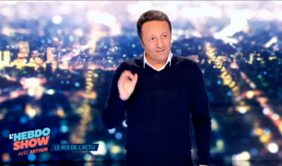 Arthur présente L'Hebdo Show sur TF1, le vendredi 29 avril 2016.