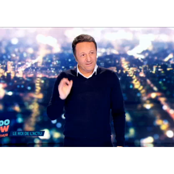 Arthur présente L'Hebdo Show sur TF1, le vendredi 29 avril 2016.