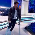 Rayane Bensetti, en béquille, révèle s'être blessé dans un escalier, dans  L'Hebdo Show  sur TF1, le vendredi 29 avril 2016.