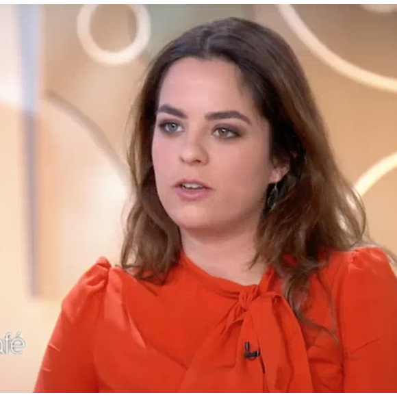 Anouchka Delon évoque le divorce de ses parents dans "Thé ou Café", sur France 2, le 30 avril 2016.