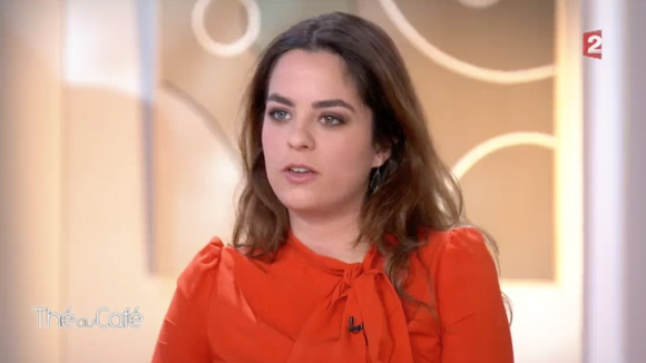 Anouchka Delon évoque le divorce de ses parents dans "Thé ou Café", sur France 2, le 30 avril 2016.