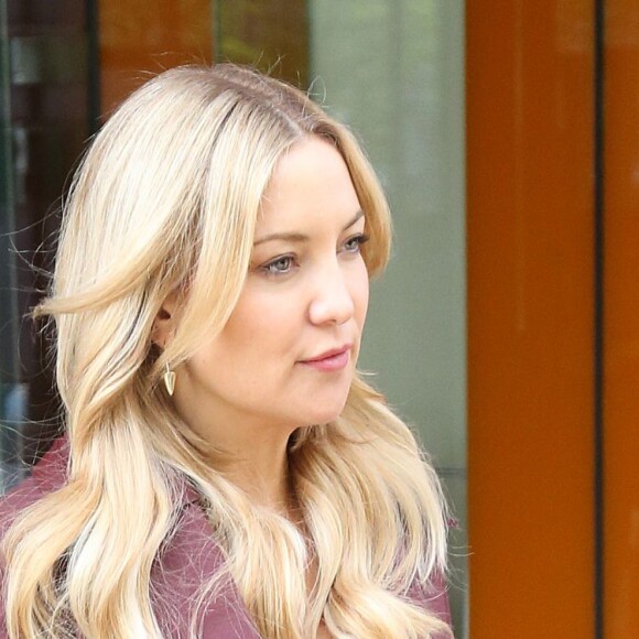 Kate Hudson sortant d'un immeuble à New York, le 28 avril 2016