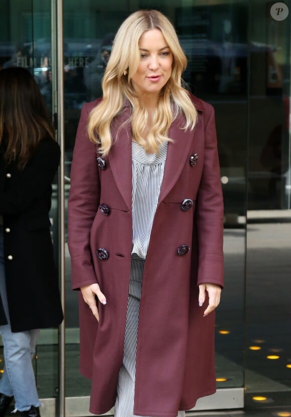 Kate Hudson sort d'un immeuble à New York, le 28 avril 2016.