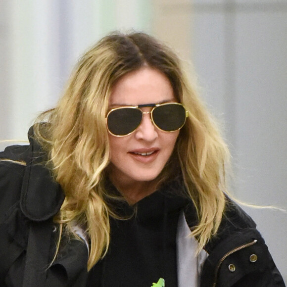 Madonna lors de son arrivée à l'aéroport de New York le 21 avril 2016