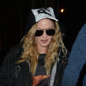 Madonna lors d'une sortie avec son fils Rocco à Londres le 16 avril 2016