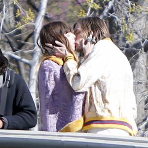 Exclusif - Lou Doillon surprise en plein baiser le tournage d'une publicité pour Gucci à Central Park. New York, le 14 avril 2016.