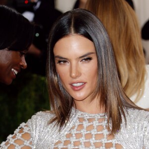 Alessandra Ambrosio - Met Gala 2016, vernissage de l'exposition "Manus x Machina" au Metropolitan Museum of Art. New York, le 2 mai 2016.