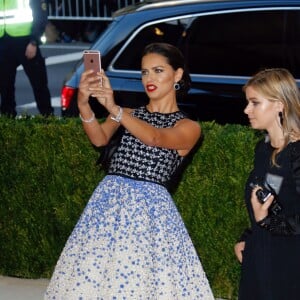 Adriana Lima - Met Gala 2016, vernissage de l'exposition "Manus x Machina" au Metropolitan Museum of Art. New York, le 2 mai 2016.