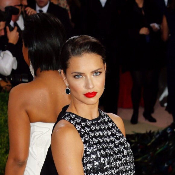 Adriana Lima - Met Gala 2016, vernissage de l'exposition "Manus x Machina" au Metropolitan Museum of Art. New York, le 2 mai 2016.