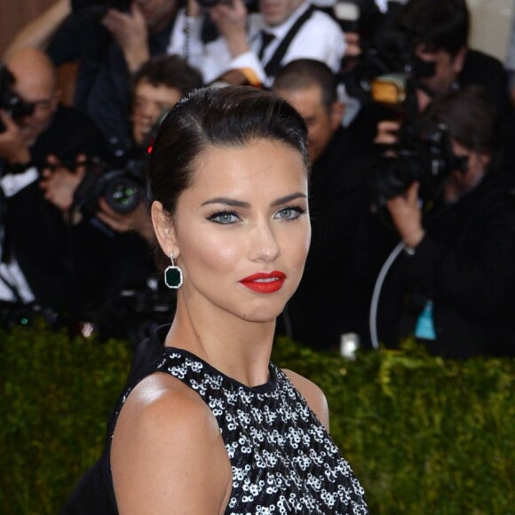 Adriana Lima - Met Gala 2016, vernissage de l'exposition "Manus x Machina" au Metropolitan Museum of Art. New York, le 2 mai 2016.