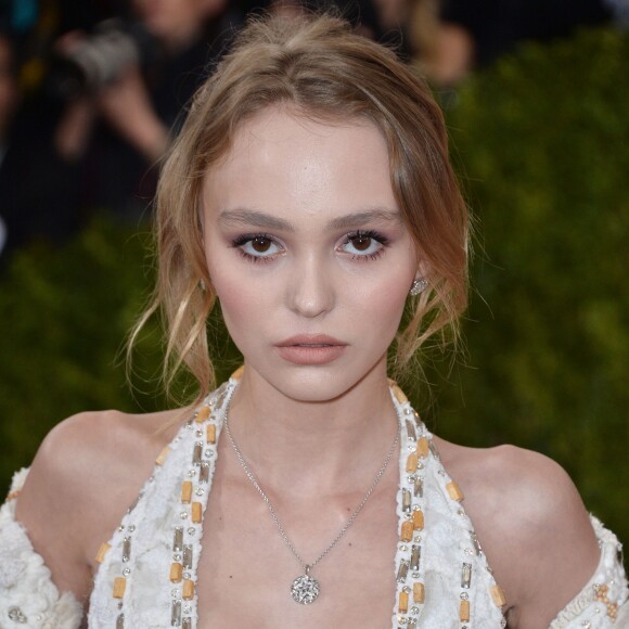 Lily-Rose Depp dans une tenue Chanel - Tapis rouge du Met gala à New York le 2 mai 2016