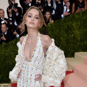 Lily-Rose Depp dans une tenue Chanel - Tapis rouge du Met gala à New York le 2 mai 2016