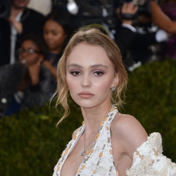 Lily-Rose Depp dans une tenue Chanel - Tapis rouge du Met gala à New York le 2 mai 2016