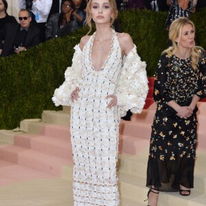 Lily-Rose Depp dans une tenue Chanel - Tapis rouge du Met gala à New York le 2 mai 2016