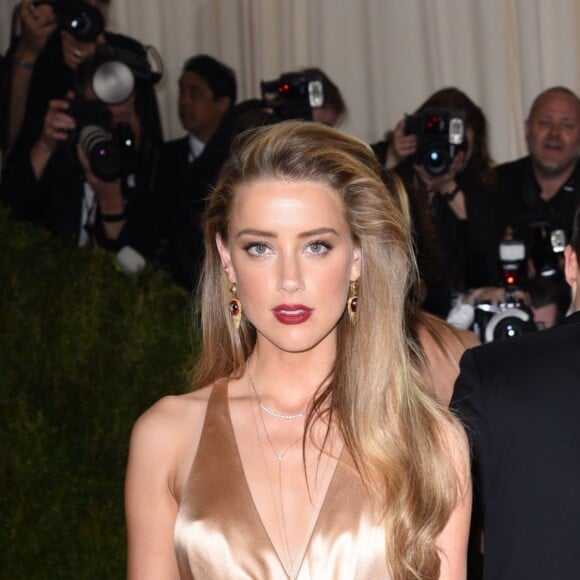 Amber Heard en Ralph Lauren - Tapis rouge du Met gala à New York le 2 mai 2016