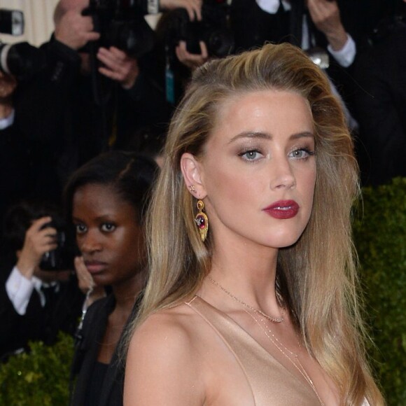 Amber Heard en Ralph Lauren - Tapis rouge du Met gala à New York le 2 mai 2016