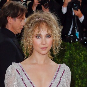 Juno Temple en robe Erdem au Met Gala le 2 mai 2016