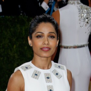 Freida Pinto en robe Tory Burch au Met Gala le 2 mai 2016