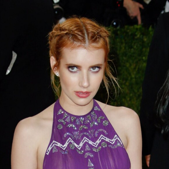 Emma Roberts en robe Tory Burch au Met Gala le 2 mai 2016