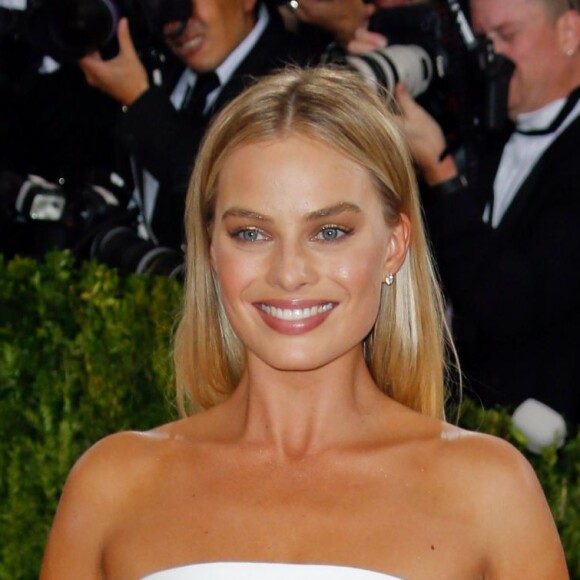 Margot Robbie en robe Calvin Klein au Met Gala le 2 mai 2016