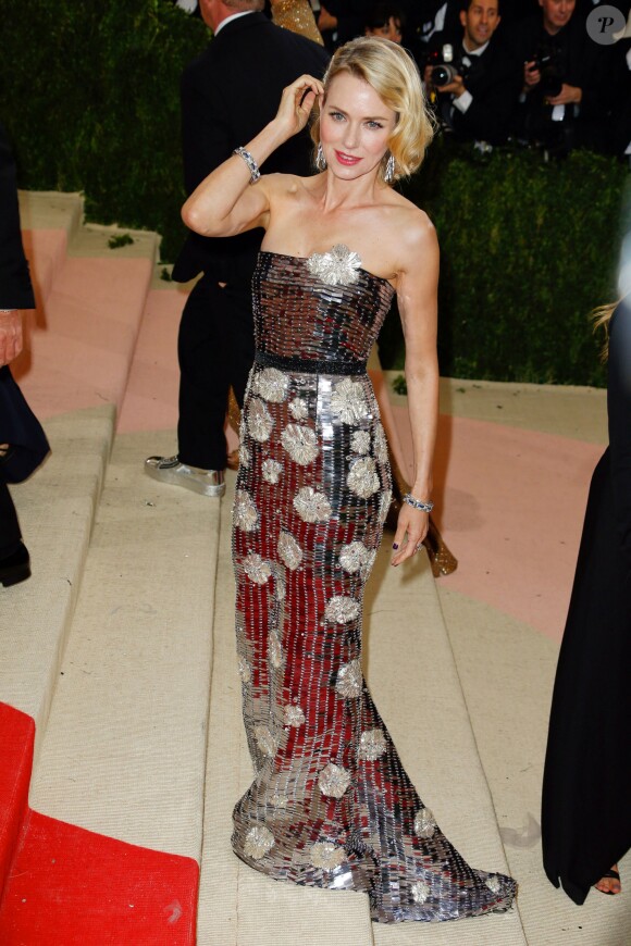Naomi Watts en robe Burberry au Met Gala le 2 mai 2016