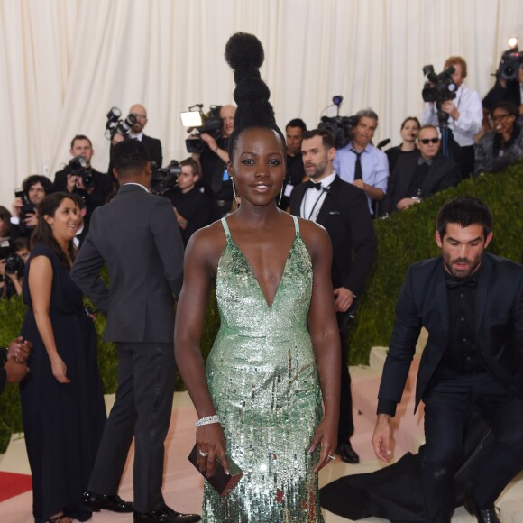 Lupita Nyong'o en robe Calvin Klein au Met Gala le 2 mai 2016