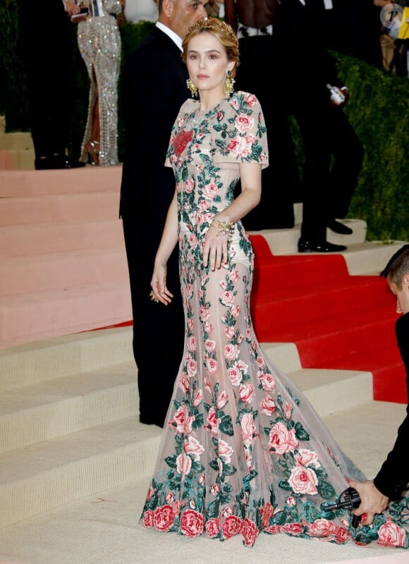 Zoey Deutch en robe Dolce & Gabbana au Met Gala le 2 mai 2016
