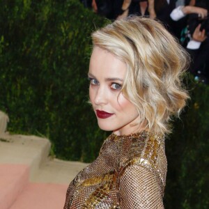 Rachel McAdams en robe Valentino au Met Gala le 2 mai 2016