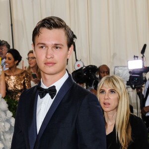 Ansel Elgort en tenue Prada au Met Gala le 2 mai 2016