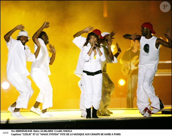 Leslie et le groupe Magic System en concert pour la fête de la musique au Champ-de-Mars à Paris le 22 juin 2003