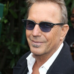 Kevin Costner arrive au studio Gabriel pour l'enregistrement de l'émission "Vivement Dimanche" à Paris le 6 avril 2016.