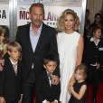 Kevin Costner, sa femme Christine Baumgartner et leurs enfants Grace Avery, Hayes et Cayden - Avant-première du film "McFarland, USA" à Hollywood, le 9 février 2015.