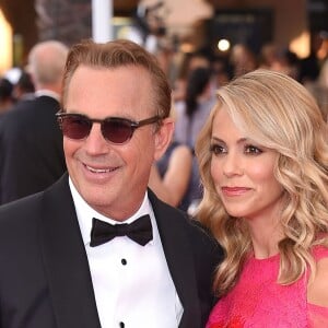 Kevin Costner et sa femme Christine Baumgartner - 21ème cérémonie annuelle des "Screen Actors Guild Awards" à l'auditorium "The Shrine" à Los Angeles, le 25 janvier 2015.