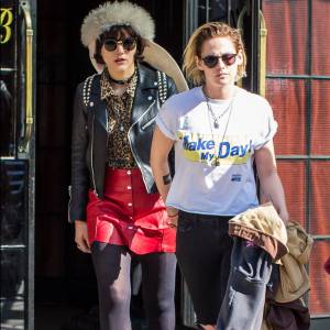 Kristen Stewart, les cheveux blonds, se promène avec sa petite amie Soko dans les rues de New York le 13 avril 2016.