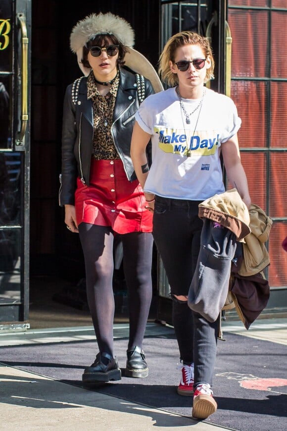 Kristen Stewart, les cheveux blonds, se promène avec sa petite amie Soko dans les rues de New York le 13 avril 2016.
