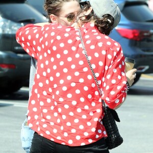 Exclusif - Kristen Stewart et sa petite amie Stéphanie Sokolinski câlines et très intimes devant les photographes à la sortie d'un restaurant à Los Feliz, le 28 mars 2016