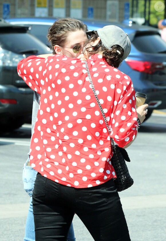 Exclusif - Kristen Stewart et sa petite amie Stéphanie Sokolinski câlines et très intimes devant les photographes à la sortie d'un restaurant à Los Feliz, le 28 mars 2016