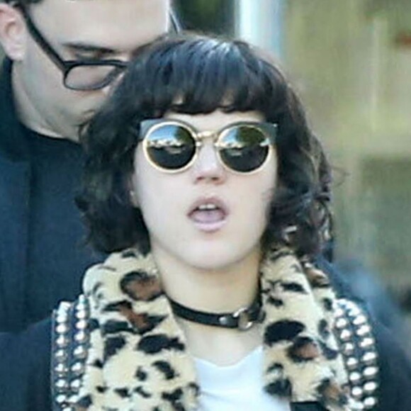 Exclusif - Soko quitte un restaurant avec des amis à Los Angeles le 22 mars 2016.
