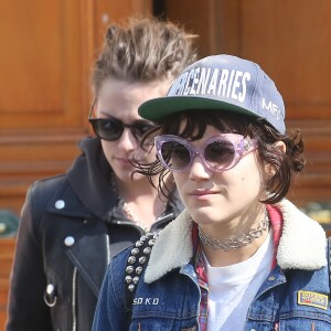 Kristen Stewart et sa compagne Soko à la sortie de chez le dentiste dans le 16ème arrondissement à Paris, le 17 mars 2016.