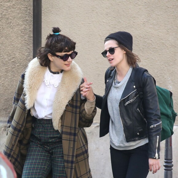 Kristen Stewart et sa compagne Soko (Stéphanie Sokolinski) partagent un baiser lors d'une balade romantique à Paris le 15 mars 2016. © Agence / Bestimage