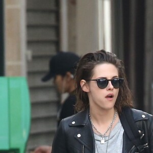 Kristen Stewart et sa compagne Soko (Stéphanie Sokolinski) partagent un baiser lors d'une balade romantique à Paris le 15 mars 2016. © Agence / Bestimage