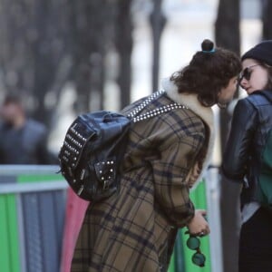 Kristen Stewart et sa compagne Soko (Stéphanie Sokolinski) partagent un baiser lors d'une balade romantique à Paris le 15 mars 2016. © Agence / Bestimage