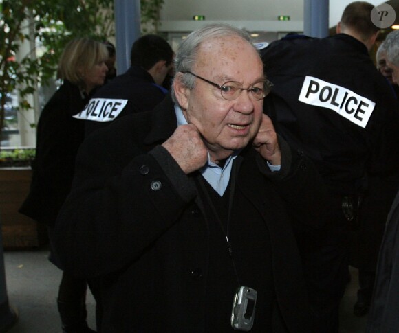 Le dessinateur Sine arrive au tribunal de Lyon, le 27 janvier 2009.