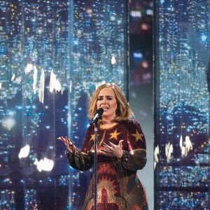 Adele sur la scène de l'O2 Arena lors de la cérémonie des BRIT Awards 2016 à Londres, le 24 février 2016.