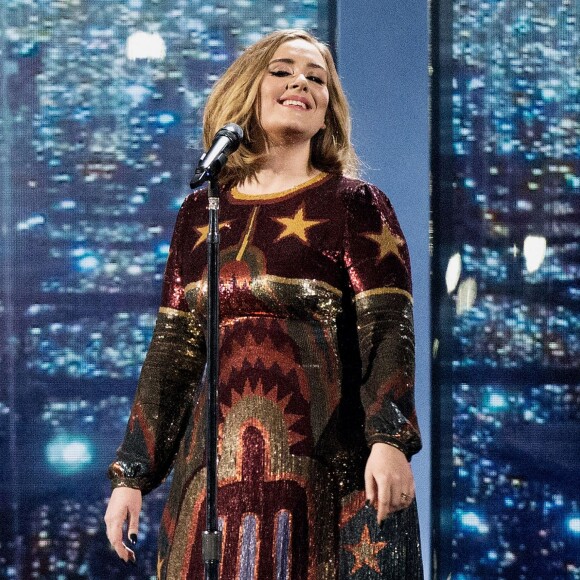 Adele sur la scène de l'O2 Arena lors de la cérémonie des BRIT Awards 2016 à Londres, le 24 février 2016.