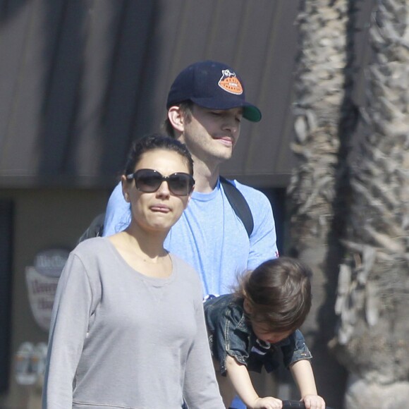 Mila Kunis, Ashton Kutcher et leur fille Wyatt à Los Angeles le 1er mai 2016