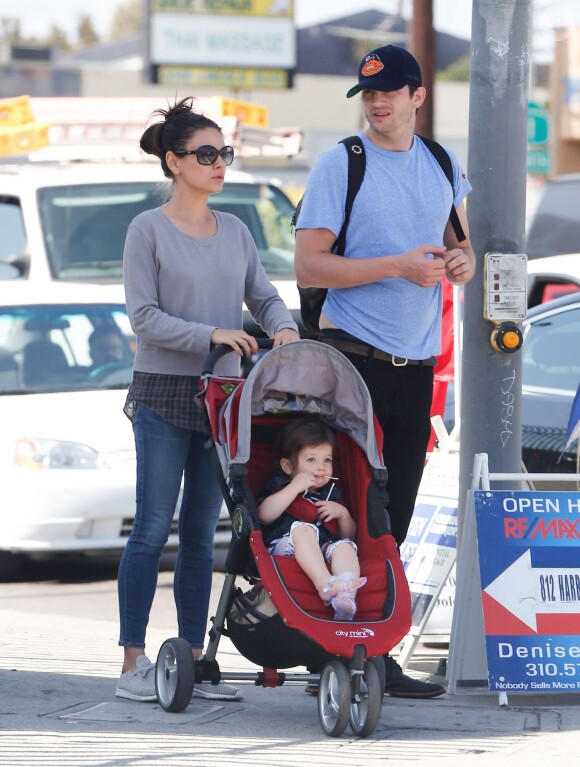 Mila Kunis, Ashton Kutcher et leur fille Wyatt à Los Angeles le 1er mai 2016