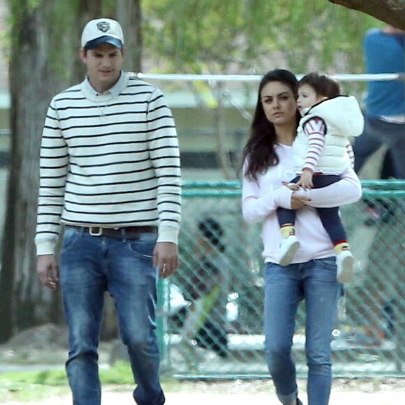 Exclusif - Prix spécial - Mila Kunis et son mari Ashton Kutcher se promènent avec leur fille Wyatt dans un parc à Studio City, le 13 mars 2016  For germany call for price - Please hide children face prior publication Exclusive - Couple Mila Kunis and Ashton Kutcher take their daughter Wyatt to a park in Studio City, California on March 13, 2016.13/03/2016 - Studio City
